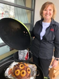 Weber 22" Master Touch Kettle - Assorted Colours -BBQ Equipment weberkettlebettyxmasham2019oakvillebarbecuesgalore